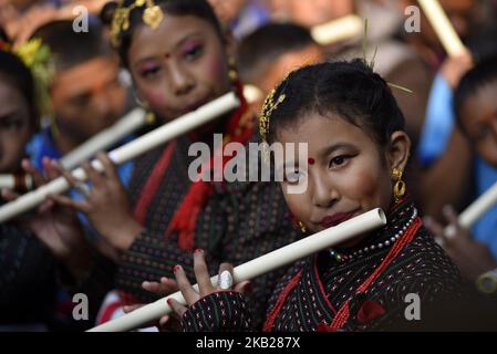 Les dévotés népalais jouent des instruments traditionnels pendant la dixième journée du festival Dashain Durga Puja, au temple de Bramayani, Bhaktapur, au Népal, vendredi, 19 octobre 2018. Dashain est le festival le plus populaire et le plus célébré au Népal, qui reflète les traditions ancestrales et la dévotion des Népalais envers la déesse Durga. (Photo de Narayan Maharajan/NurPhoto) Banque D'Images