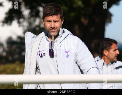 Enfield, 19 octobre. 2018 Mauricio Pochettino, directeur de Tottenham Hotspur, regarde moins de 23s ans pendant le match de la Premier League 2 entre Tottenham Hotspur moins de 23s ans et Leicester City moins de 23s ans au centre d'entraînement Tottenham Hotspur, à Enfield, en Angleterre, le 19 octobre 2018. (Photo par action Foto Sport/NurPhoto) Banque D'Images