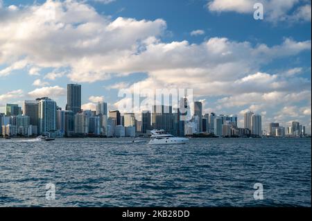 Paysage urbain ensoleillé de Miami Brickell au coucher du soleil - yacht Banque D'Images