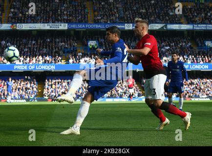 Londres, Angleterre - 20 octobre: 2018 L-R Chelsea Alvaro Morata détient des parts de Luke Shaw de Manchester United lors de la ligue de Premiership entre Chelsea et Manchester United au stade Stamford Bridge, Londres, Angleterre, le 20 octobre 2018. (Photo par action Foto Sport/NurPhoto) Banque D'Images