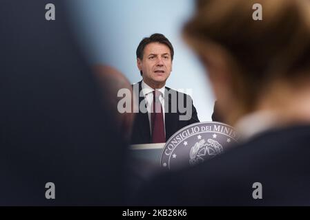 Le Premier ministre italien, Giuseppe Conte, tient une conférence de presse au Palazzo Chigi à Rome, en Italie, à la suite d'une réunion du Cabinet sur le projet de budget de l'Italie, après sa soumission à la Commission européenne sur l'20 octobre 2018. La Commission européenne a critiqué les projets de plans budgétaires de l'Italie, provoquant une impasse entre Bruxelles et Rome. (Photo de Michele Spatari/NurPhoto) Banque D'Images