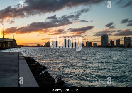 Miami, Floride - Sunset William M Powell Bridge et Brickell Banque D'Images