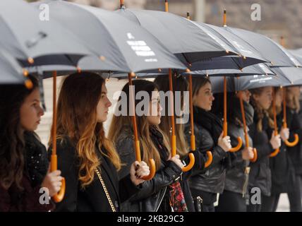 Les Ukrainiens portent des parapluies noirs lors de leur marche silencieuse contre la traite des êtres humains appelée «Marche pour la liberté», dans le centre-ville de Kiev, Ukraine, le 20 octobre 2018. La marche consacrée à la Journée européenne de lutte contre la traite, qui a eu lieu le 18 octobre, visait à sensibiliser le public au problème de la traite des êtres humains et de l'esclavage. (Photo par STR/NurPhoto) Banque D'Images