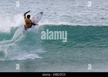 Gabriel Medina du Brésil en action pendant la Ligue mondiale de Surf MEO RIP Curl Pro Portugal, l'événement 10th du WSL hommes Championnat Tour, à la plage Supertubos à Peniche, Portugal, sur 20 octobre 2018. ( Photo par Pedro Fiúza/NurPhoto) Banque D'Images