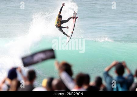 Gabriel Medina du Brésil en action pendant la Ligue mondiale de Surf MEO RIP Curl Pro Portugal, l'événement 10th du WSL hommes Championnat Tour, à la plage Supertubos à Peniche, Portugal, sur 20 octobre 2018. ( Photo par Pedro Fiúza/NurPhoto) Banque D'Images