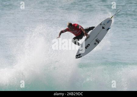 Italo Ferreira du Brésil en action pendant la Ligue mondiale de Surf MEO RIP Curl Pro Portugal, l'événement 10th du Championnat WSL hommes, à la plage Supertubos à Peniche, Portugal, sur 20 octobre 2018. ( Photo par Pedro Fiúza/NurPhoto) Banque D'Images