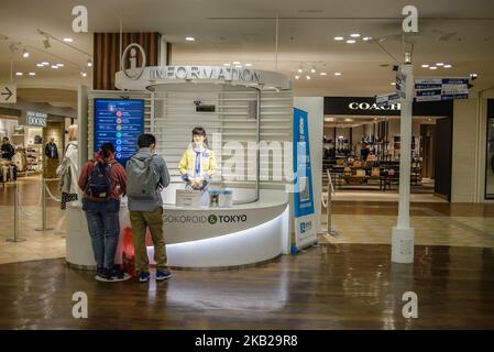 Bureau d'informations touristiques, géré par un guide robotique Chihira Junco dans le complexe commercial Aqua City d'Odaiba, Tokyo, Japon en octobre 2018 ( (photo par Oleksandr Rupeta/NurPhoto)) Banque D'Images