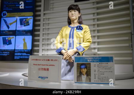 Bureau d'informations touristiques, géré par un guide robotique Chihira Junco dans le complexe commercial Aqua City d'Odaiba, Tokyo, Japon en octobre 2018 ( (photo par Oleksandr Rupeta/NurPhoto)) Banque D'Images