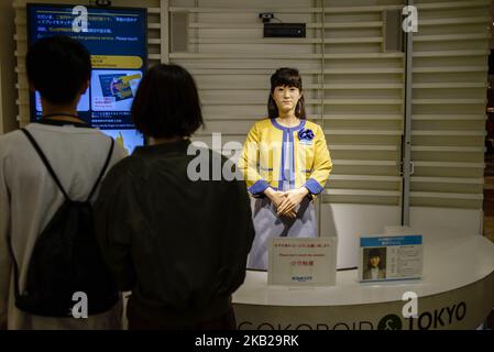 Bureau d'informations touristiques, géré par un guide robotique Chihira Junco dans le complexe commercial Aqua City d'Odaiba, Tokyo, Japon en octobre 2018 ( (photo par Oleksandr Rupeta/NurPhoto)) Banque D'Images