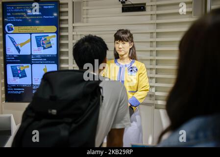 Bureau d'informations touristiques, géré par un guide robotique Chihira Junco dans le complexe commercial Aqua City d'Odaiba, Tokyo, Japon en octobre 2018 ( (photo par Oleksandr Rupeta/NurPhoto)) Banque D'Images