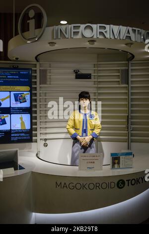 Bureau d'informations touristiques, géré par un guide robotique Chihira Junco dans le complexe commercial Aqua City d'Odaiba, Tokyo, Japon en octobre 2018 ( (photo par Oleksandr Rupeta/NurPhoto)) Banque D'Images