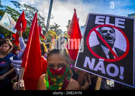 Des manifestants prennent part à une manifestation contre le candidat présidentiel brésilien de droite Jair Bolsonaro à Sao Paulo, au Brésil, sur 20 octobre 2018. (Photo de Cris Faga/NurPhoto) Banque D'Images