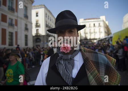 Un homme en costume traditionnel régional pendant la marche réalisée par les moutons à travers le centre de Madrid. Les bergers ont guidé des moutons dans les rues de Madrid pendant le festival de transhumance, qui est « une façon ancestrale de profiter des ressources naturelles favorisant le bien-être des animaux des chalets et de rechercher les régions avec les meilleurs pâturages de chaque saison ». Madrid 21 octobre 2018 à Madrid, Espagne. (Photo de Patricio Realpe/ChakanaNews/PRESSOUTH/NurPhoto) Banque D'Images