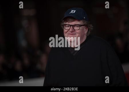 Michael Moore marche sur le tapis rouge avant la projection « Fahrenheit 11/9 » lors du Festival du film de Rome 13th à l'Auditorium Parco della Musica sur 20 octobre 2018 à Rome, Italie. (Photo de Mauro Fagiani/NurPhoto) Banque D'Images