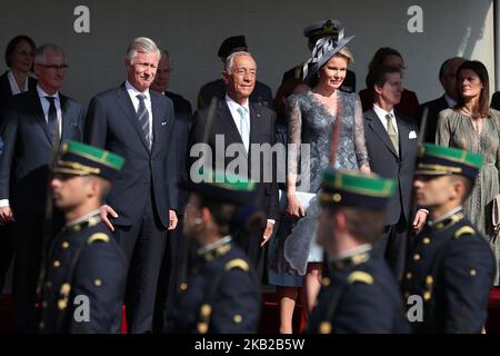 Le président portugais Marcelo Rebelo de Sousa (C ) le roi Philippe de Belgique (L) et la reine Mathilde Belgique (R ) lors d'une cérémonie de bienvenue au monastère Jeronimos à Lisbonne, sur 22 octobre 2018, dans le premier d'une visite d'État de 3 jours Royals au Portugal. ( Photo par Pedro Fiúza/NurPhoto) Banque D'Images