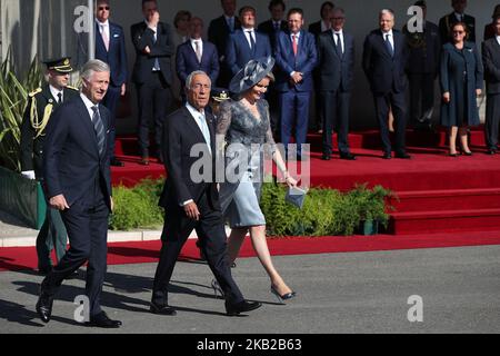 Le président portugais Marcelo Rebelo de Sousa (C ) le roi Philippe de Belgique (L) et la reine Mathilde Belgique (R ) lors d'une cérémonie de bienvenue au monastère Jeronimos à Lisbonne, sur 22 octobre 2018, dans le premier d'une visite d'État de 3 jours Royals au Portugal. ( Photo par Pedro Fiúza/NurPhoto) Banque D'Images