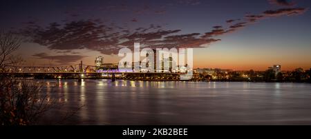 Coucher de soleil coloré vue panoramique de Gatineau, Québec, Canada Banque D'Images