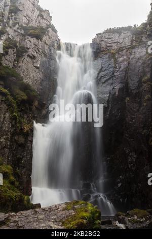 Cascade Wailing veuve sur la route NC500 à Assynt, en Écosse. Banque D'Images