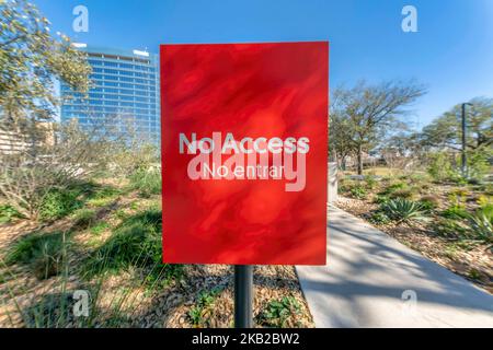 Panneau no Access sur un sentier de randonnée pavé à Waterloo Park Austin Texas Banque D'Images