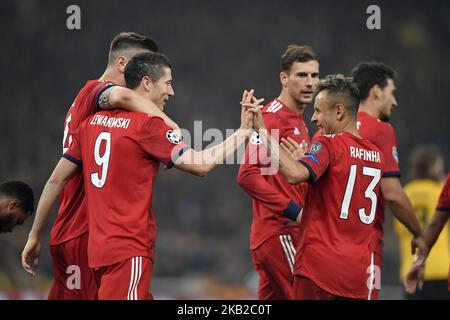 Robert Lewandowski de Bayern Munchen célèbre son but avec Rafinha du Bayern lors du match de football de la Ligue des champions de l'UEFA entre l'AEK Athens FC et le FC Bayern Munchen au stade OACA Spyros Louis à Athènes sur 23 octobre 2018. (Photo par Alex Nicodim/NurPhoto) Banque D'Images