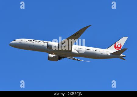 Préfecture de Chiba, Japon - 29 octobre 2021: Japan Airlines Boeing B787-9 Dreamliner (JA877J) décollage de l'avion de passagers à l'aéroport international de Narita. Banque D'Images