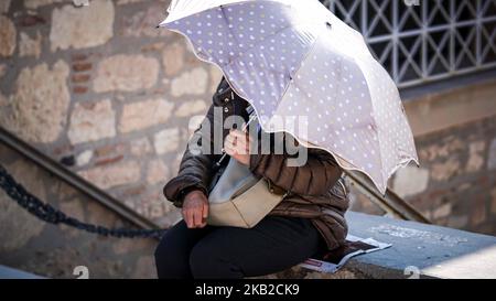 Une femme, se protégeant du soleil avec un parapluie à l'ancienne colline de l'Acropole , Athènes , Grèce , 24 octobre 2018. (Photo de Giannis Alexopoulos/NurPhoto) Banque D'Images