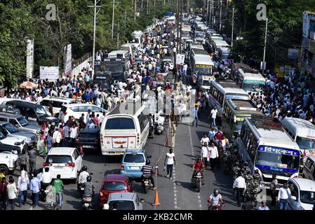 Les militants Asom Gana Parishad (AGP) participent à un rassemblement de protestation pendant 12 heures Assam Bandh, à Guwahati, Assam, Inde mardi, 23 octobre, 2018. 46 les organisations ont appelé le bandh à protester contre la candidature des centres à adopter le projet de loi de 2016 sur la citoyenneté (amendement), lors de la session d'hiver du Parlement. Si ce projet de loi est adopté au Parlement, les migrants illégaux de certaines communautés minoritaires en provenance d'Afghanistan, du Bangladesh et du Pakistan seront alors admissibles à la citoyenneté indienne. (Photo de David Talukdar/NurPhoto) Banque D'Images