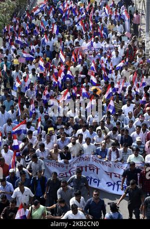 Les militants Asom Gana Parishad (AGP) participent à un rassemblement de protestation pendant 12 heures Assam Bandh, à Guwahati, Assam, Inde mardi, 23 octobre, 2018. 46 les organisations ont appelé le bandh à protester contre la candidature des centres à adopter le projet de loi de 2016 sur la citoyenneté (amendement), lors de la session d'hiver du Parlement. Si ce projet de loi est adopté au Parlement, les migrants illégaux de certaines communautés minoritaires en provenance d'Afghanistan, du Bangladesh et du Pakistan seront alors admissibles à la citoyenneté indienne. (Photo de David Talukdar/NurPhoto) Banque D'Images