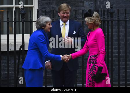 La première ministre britannique Theresa May (L) salue le roi Willem-Alexander (C) et la reine Maxima des pays-Bas devant le 10 Downing Street à Londres, sur 24 octobre 2018, avant un déjeuner le deuxième jour de la visite d'État de deux jours du roi et de la reine hollandais. (Photo par Alberto Pezzali/NurPhoto) Banque D'Images