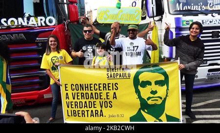 Les partisans de Jair Bolsonaro, le législateur d'extrême-droite et candidat à la présidence du Parti social-libéral (PSL), assistent à une manifestation à Sao Paulo, au Brésil, le 24 octobre 2018. (Photo de Cris Faga/NurPhoto) Banque D'Images