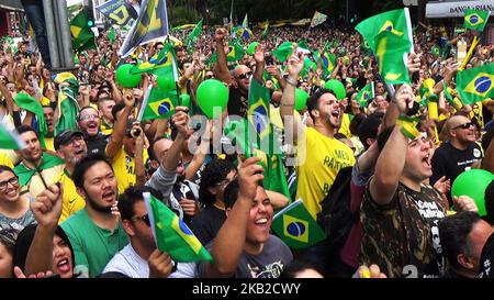 Les partisans de Jair Bolsonaro, le législateur d'extrême-droite et candidat à la présidence du Parti social-libéral (PSL), assistent à une manifestation à Sao Paulo, au Brésil, le 24 octobre 2018. (Photo de Cris Faga/NurPhoto) Banque D'Images