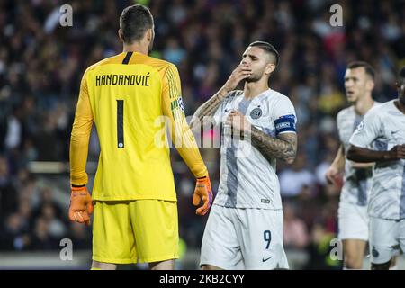 01 Handanovic de Slovénie du FC Internazionale Milano prenant à 09 Icardi de l'Argentine du FC Internazionale Milano pendant le match de l'UEFA Champions League entre le FC Barcelone et le FC Internazionale Milano au Camp Nou Stadium, à Barcelone le 24 octobre 2018. (Photo par Xavier Bonilla/NurPhoto) Banque D'Images