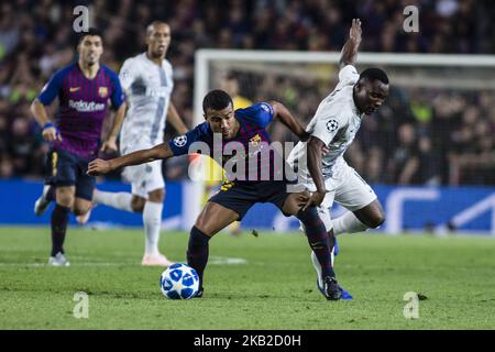 12 Rahinha du Brésil du FC Barcelone défendu par 18 Asamoah du Ghana du FC Internazionale Milano lors du match de l'UEFA Champions League entre le FC Barcelone et le FC Internazionale Milano au Camp Nou Stadium, à Barcelone, le 24 octobre 2018. (Photo par Xavier Bonilla/NurPhoto) Banque D'Images