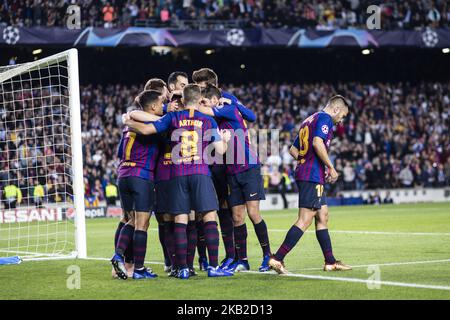 L'équipe du FC Barcelone célèbre l'objectif de 12 Rahinha du Brésil du FC Barcelone lors du match de l'UEFA Champions League entre le FC Barcelone et le FC Internazionale Milano au Camp Nou Stadium, à Barcelone, le 24 octobre 2018. (Photo par Xavier Bonilla/NurPhoto) Banque D'Images