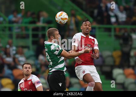 Pierre Aubaveyang, le joueur de football d'Arsenal du Gabon (R), lutte pour le ballon avec le défenseur du sport Stefan Ristovsk de Macédoine (L) lors du match de football du Groupe E de l'UEFA Europa League Sporting CP vs Arsenal FC au stade José Alvalade de Lisbonne, Portugal, sur 25 octobre 2018. ( Photo par Pedro Fiúza/NurPhoto) Banque D'Images