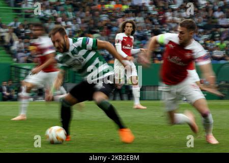 Rodrigo Battaglia, milieu de terrain du sport, d'Argentine (L), est en présence du milieu de terrain d'Arsenal, Aaron Ramsey, du pays de Galles, lors du match de football de l'UEFA Europa League Group E Sporting CP vs Arsenal FC au stade José Alvalade de Lisbonne, Portugal, on 25 octobre 2018. ( Photo par Pedro Fiúza/NurPhoto) Banque D'Images