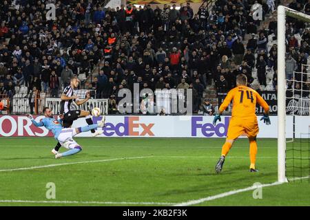 Omar El Kaddouri #7 (PAOK), Attila Fiola (Videoton) et gardien de but Adam Kovacsik (Videoton). FC PAOK vs MOL Vidi FC 0-2 au stade Toumba à Thessalonique, Grèce pour l'UEFA Europa League Group L. Videon a marqué à 12' avec Szabolcs Huszti et à 45' avec Stokira. PAOK avait la possession de 74% avec 12 tirs finaux, 0 cartes jaunes contre Vidi avec 5 tirs finaux et 5 cartes jaunes. (Photo de Nicolas Economou/NurPhoto) Banque D'Images