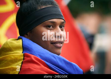 Une jeune femme kanak pose pour une photo tout en se enveloppant dans le drapeau de la Nouvelle-Calédonie. Les nouveaux Caledoniens se sont rassemblés à Toulouse avant le référendum sur l'indépendance de l'4 novembre 2018. Après un processus qui a débuté en 1986 (Accord de Nouméa), la Nouvelle-Calédonie (appelée « le Caillou » ou « le Peeble ») a gagné des pouvoirs transférés par l'État français. Les nouveaux Caledoniens décideront s'ils restent dans les territoires français d'outre-mer ou s'ils deviennent une nation autonome. Toulouse. France. 27 octobre 2018. (Photo d'Alain Pitton/NurPhoto) Banque D'Images