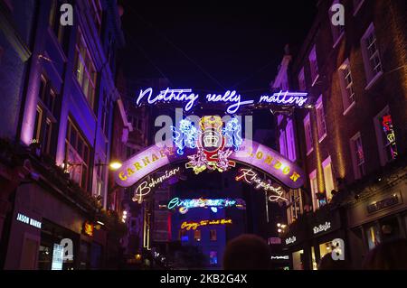 Des lumières inspirées par la reine sont photographiées dans la rue Carnaby de Londres, sur 27 octobre 2018, à Londres, en Angleterre. L'installation lumineuse sur le thème de Bohemian Rhapsody est officiellement lancée dans la célèbre rue Carnaby de Londres, après que les stars de la Reine Brian May et Roger Taylor ont poussé le piston en partenariat avec des acteurs de la Bohemian Rhapsody biopic. (Photo par Alberto Pezzali/NurPhoto) Banque D'Images