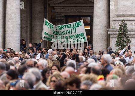 Les citoyens de Rome, fatissés de la dégradation de la ville, manifestent devant la colline du Capitole de Campidoglio à 27 octobre 2018, en Italie (photo d'Andrea Ronchini/NurPhoto) Banque D'Images