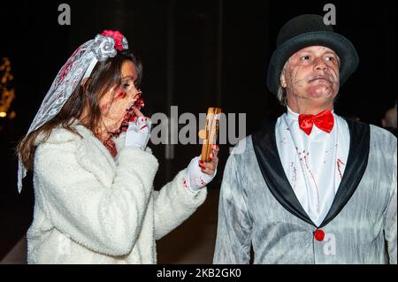 Après une pause de deux ans, la promenade Zombie de Rotterdam a repris les rues de Rotterdam, aux pays-Bas, le 27 octobre 2018 pour la quatrième fois cette année. Des centaines de zombies ont traversé le centre-ville à la recherche de cerveaux frais lors de l'ultime Halloween Parade. L'événement était organisé par la scène punk/Metal/altrock de Rotterdam. (Photo par Romy Arroyo Fernandez/NurPhoto) Banque D'Images