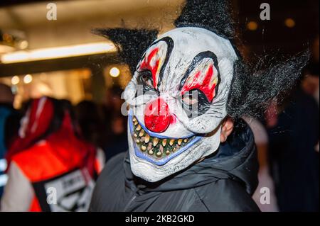 27 octobre, Rotterdam, pays-Bas. La Zombie Walk Rotterdam a eu lieu sur 27 octobre après une année d'absence. Des centaines de zombies et d'autres créatures maléfiques ont erré dans les rues du centre de Rotterdam à la recherche de cerveaux frais. (Photo de Ricardo Hernández/NurPhoto) Banque D'Images