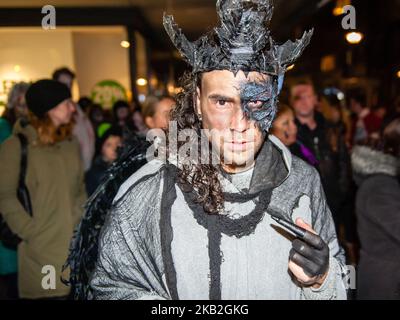 27 octobre, Rotterdam, pays-Bas. La Zombie Walk Rotterdam a eu lieu sur 27 octobre après une année d'absence. Des centaines de zombies et d'autres créatures maléfiques ont erré dans les rues du centre de Rotterdam à la recherche de cerveaux frais. (Photo de Ricardo Hernández/NurPhoto) Banque D'Images