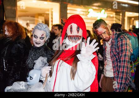 27 octobre, Rotterdam, pays-Bas. La Zombie Walk Rotterdam a eu lieu sur 27 octobre après une année d'absence. Des centaines de zombies et d'autres créatures maléfiques ont erré dans les rues du centre de Rotterdam à la recherche de cerveaux frais. (Photo de Ricardo Hernández/NurPhoto) Banque D'Images