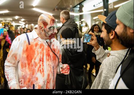 27 octobre, Rotterdam, pays-Bas. La Zombie Walk Rotterdam a eu lieu sur 27 octobre après une année d'absence. Des centaines de zombies et d'autres créatures maléfiques ont erré dans les rues du centre de Rotterdam à la recherche de cerveaux frais. (Photo de Ricardo Hernández/NurPhoto) Banque D'Images