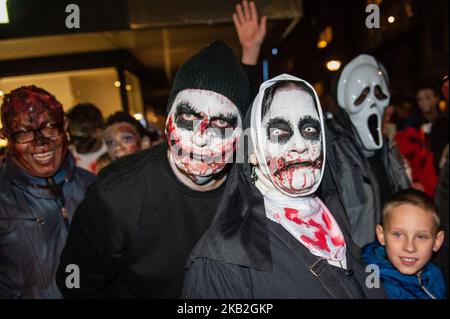 27 octobre, Rotterdam, pays-Bas. La Zombie Walk Rotterdam a eu lieu sur 27 octobre après une année d'absence. Des centaines de zombies et d'autres créatures maléfiques ont erré dans les rues du centre de Rotterdam à la recherche de cerveaux frais. (Photo de Ricardo Hernández/NurPhoto) Banque D'Images