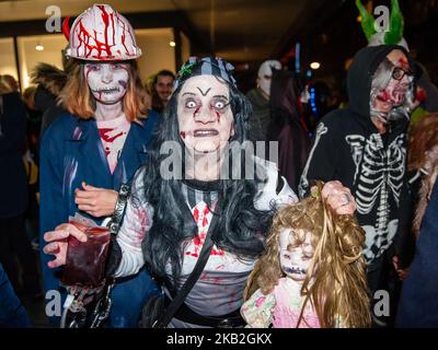 27 octobre, Rotterdam, pays-Bas. La Zombie Walk Rotterdam a eu lieu sur 27 octobre après une année d'absence. Des centaines de zombies et d'autres créatures maléfiques ont erré dans les rues du centre de Rotterdam à la recherche de cerveaux frais. (Photo de Ricardo Hernández/NurPhoto) Banque D'Images