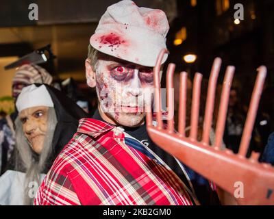 27 octobre, Rotterdam, pays-Bas. La Zombie Walk Rotterdam a eu lieu sur 27 octobre après une année d'absence. Des centaines de zombies et d'autres créatures maléfiques ont erré dans les rues du centre de Rotterdam à la recherche de cerveaux frais. (Photo de Ricardo Hernández/NurPhoto) Banque D'Images