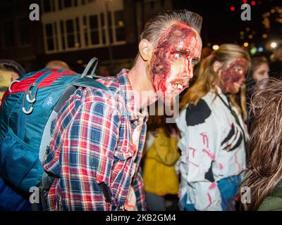 27 octobre, Rotterdam, pays-Bas. La Zombie Walk Rotterdam a eu lieu sur 27 octobre après une année d'absence. Des centaines de zombies et d'autres créatures maléfiques ont erré dans les rues du centre de Rotterdam à la recherche de cerveaux frais. (Photo de Ricardo Hernández/NurPhoto) Banque D'Images