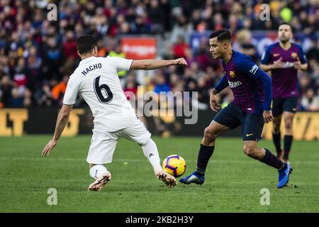 07 Coutinho du Brésil du FC Barcelone défendu par 06 Nacho Fernndez du Real Madrid lors du championnat espagnol la Liga football match 'El Classico' entre le FC Barcelone et Real Sociedad sur 28 octobre 2018 au stade Camp Nou à Barcelone, Espagne. (Photo par Xavier Bonilla/NurPhoto) Banque D'Images